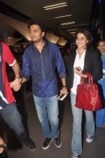 Ritesh Deshmukh, Genelia D Souza with Housefull 2 Stars snapped at Airport in Mumbai on 4th April 2012 (70).JPG